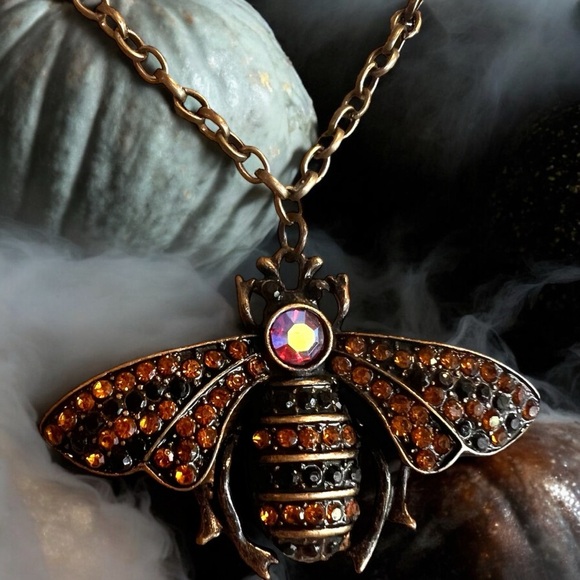 Bee pendant necklace 20” chain 2” wingspan Gorgeous - Picture 7 of 17
